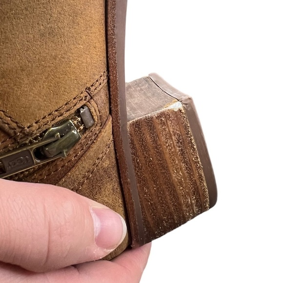 UGG Darcy Australian Riding Buckle Boots w/ zipper
Full Grain Distressed Leather - Picture 11 of 14